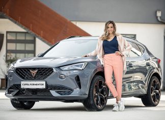 TV-Moderatorin Andrea Schlager fährt CUPRA