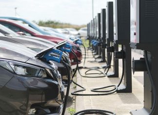 Umfrage: E-Autofahrer fahren mehr