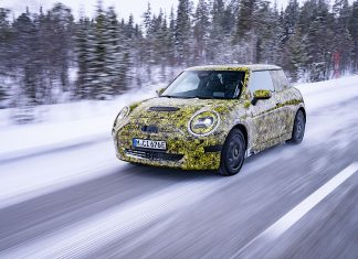 Rein elektrisch, voller Fahrspaß: Der neue MINI 3-Türer auf Schnee und Eis.